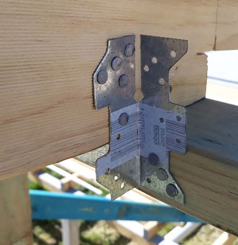 Universal bracket leaving sharp edges